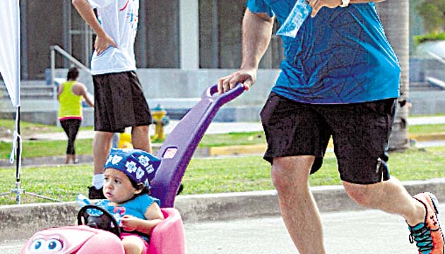 5. Este papá hizo su carrera empujando el coche de su pequeña hija.(Alberto Ortega )