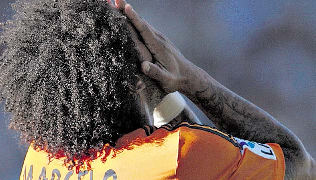 Marcelo, del Real Madrid, se lamenta tras la derrota de su equipo.(AP)