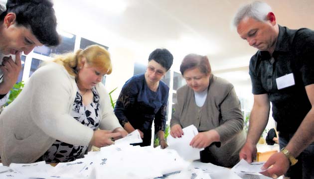 Miembros del comité de elecciones cuentan cada voto.(AP)
