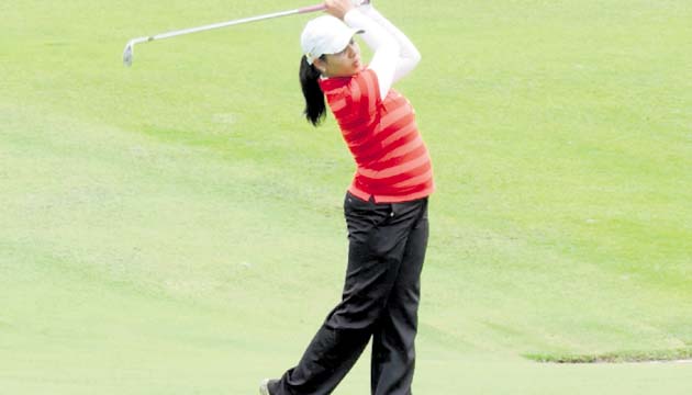 Poder femenino. Karen Gutiérrez salió en representación de las féminas en la categoría A. En distintas ocasiones, Gutiérrez ha llegado a convertirse en la líder de la tabla en otros torneos de golf. (Carlos Barragán)