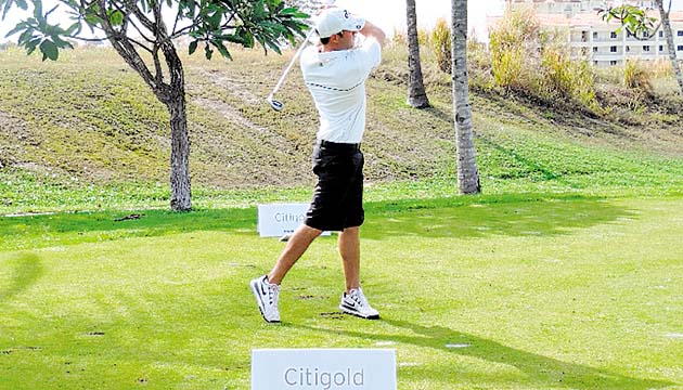 Buenos golpes. Dicky Tagarópulos, quien participó en la categoría C del torneo, el pasado domingo, buscó la manera de encontrar su mejor tarjeta en el “green” que posee el hotel Vista Mar Golf & Beach Resort. (Carlos Barragán)