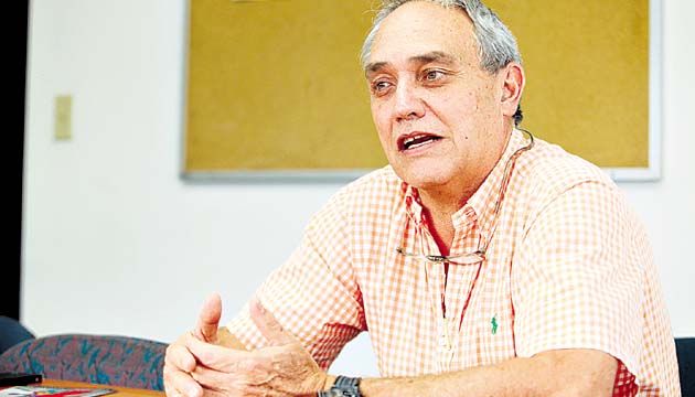 Johnny Descamps. También es ingeniero civil y diseñador gráfico.( Marly Domínguez.)