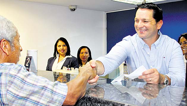 El ministro Ferrufino, durante los primeros pagos en bancos.(Cortesía )