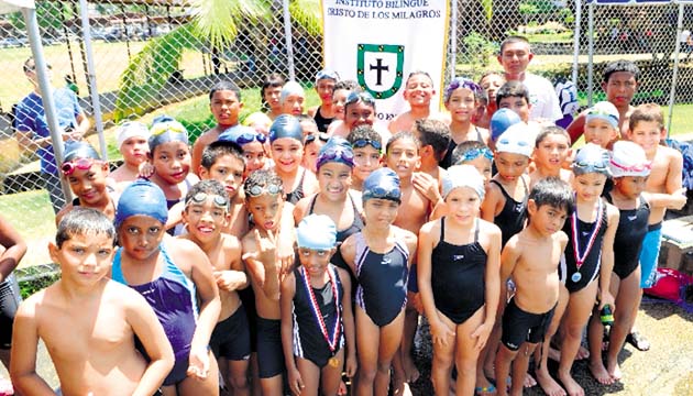 Bilingüe Cristo de los Milagros. El año pasado contamos con una cantidad mínima de estudiantes, por lo que para este año nos preparamos de lunes a viernes con un reclutamiento fuerte para hacer una buena presentación.