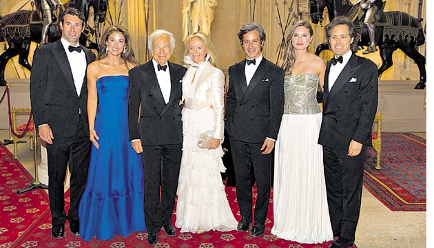 Paul Arrouet, Dylan Lauren, Ralph Lauren, Ricky Anne Loew-Beer, Andrew Lauren, Lauren Bush y David Lauren posaron para los fotógrafos presentes en la gala benéfica. El diseñador estaba muy entusiasmado con la ‘glamourosa’ velada.