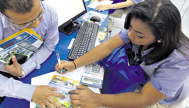 Las personas buscan información sobre financiamiento.(Edwin González)