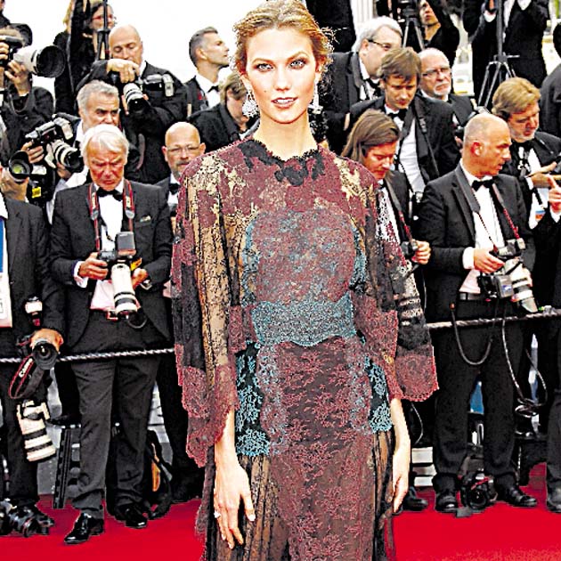 Nicole Kidman. Impresionante la aparición de la ‘top-model’, Karlie Kloss, con esta creación tricolor de encaje, la cual estuvo firmada por Valentino, colección Primavera-Verano 2014. ¡Sensual a rabiar!