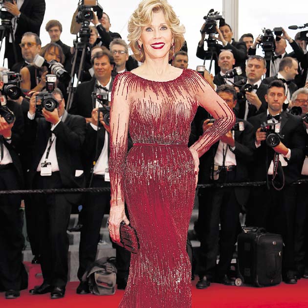 Jane Fonda. Se inclinó por el granate en un fantástico vestido con el que se veía guapísima. Como siempre, acertada y con transparencia.