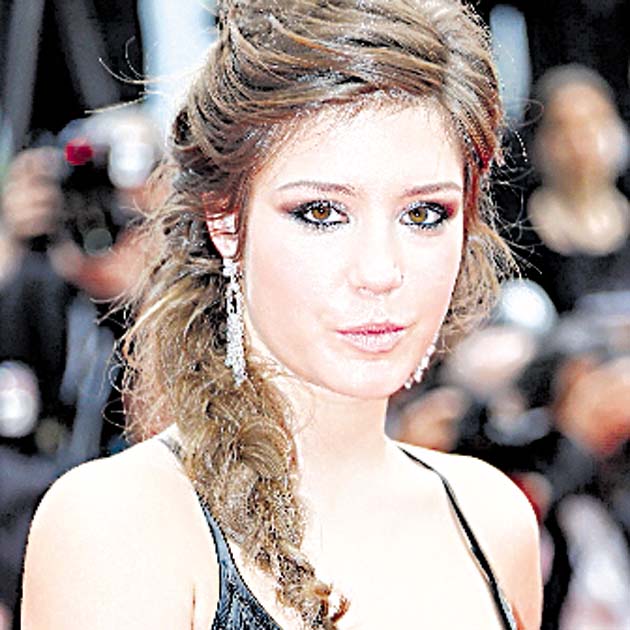 Peinado. Adèle Exarchopoulos llevó un diseño de Louis Vuitton, lució hermosa con su trenza descomplicada hacia un lado.
