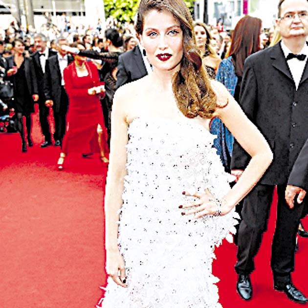 ¡Total ‘out’!. La modelo francesa Laetitia Casta sorprendió con una rara creación de Christian Dior de alta costura. Parecía pájaro.