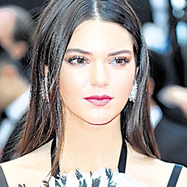 Kendall Jenner. La menor de las Kardashian llevó un Chanel Resort 2014. Sus pendientes de diamantes eran de la firma Chopard.