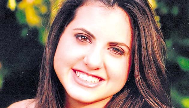 Jeanine I. Cabarcos Morrice. La encantadora Jeanine debutará en el Festival de Debutantes 2014, cuyo fin es recaudar fondos para obras sociales. Es hija del señor Julian Cabarcos Castaño y la señora Janina Morrice de Cabarcos.