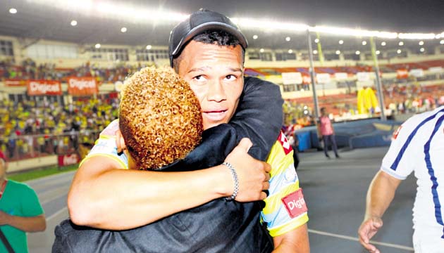 Blackburn lo festeja. Rolando Blackburn, goleador del Chorrillo, se abraza con Julio Medina tras concluido el duelo ante Río Abajo. El “Toro” manifestó que le dio nostalgia no estar en el terreno.