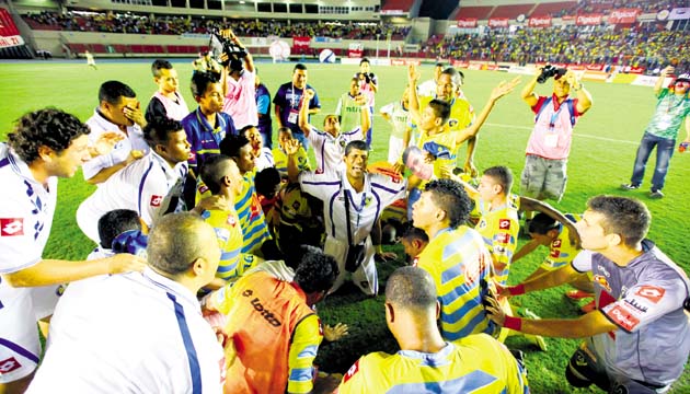 Gracias a Dios. Los jugadores del Chorrillo, directivos, fanáticos y cuerpo técnico elevaron sus plegarias al cielo en agradecimiento por la segunda estrella obtenida por el club.