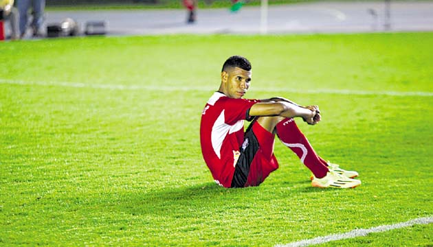 Tristeza. El lateral izquierdo de Río Abajo Luis Rojas se lamenta tras la derrota ante el Chorrillo FC. Ahora el Alto Voltaje tendrá que prepararse para volver a la Liga Nacional de Ascenso.