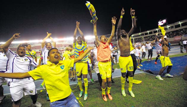 Euforia. Miembros del elenco chorrillero celebran su título junto a la afición que se dio cita para apoyarlos en el estadio Rommel Fernández Gutiérrez. La hinchada se comportó a la altura.
