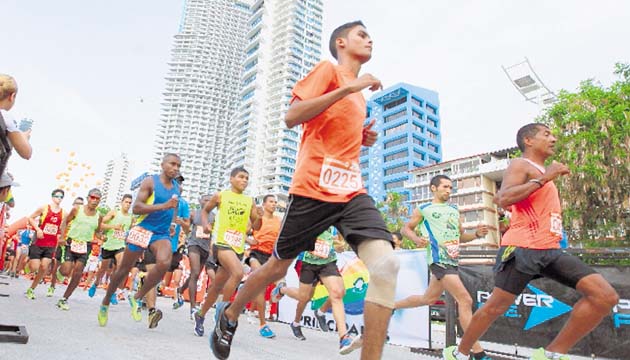 6. Más de mil corredores invadieron la magna obra de la ciudad capital.(Alberto Ortega)
