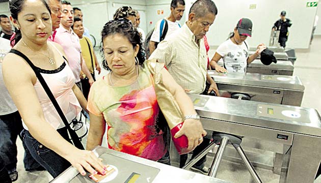 Descuento. Los estudiantes pagarán el 50% del pasaje regular y las personas con discapacidad y jubilados, el 30%; sin embargo no se ha logrado emitir tarjetas a estas perosnasporque todavía la Secretaría Nacional de Discapacidad no ha pasado a la SMP listado. (Edwin González)