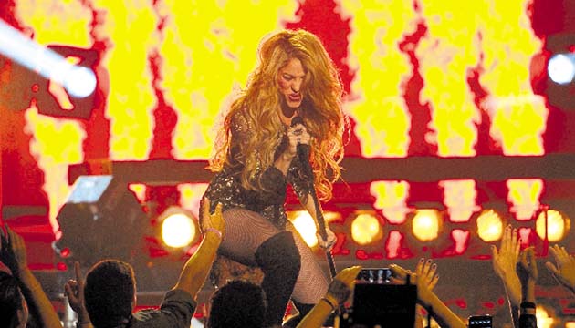Shakira llegó al escenario con estreno. Lució muy sensual.