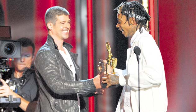 Wiz Khalifa le entregó el premio a Robin Thicke por Blurred Lines.