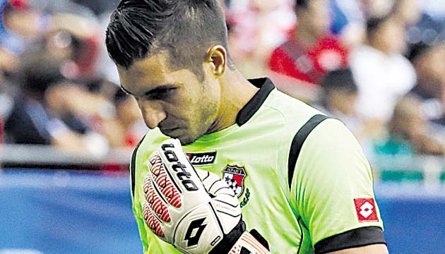 El portero Jaime Penedo y el atacante Blas Pérez no recibieron permisos de sus equipos y se perderán los amistosos ante Serbia y Brasil.