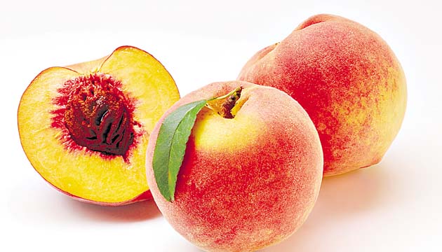 El durazno o melocotón es dulce y jugoso, y se le reconoce por el aspecto aterciopelado de su piel. Es rico en fibra y vitamina A, pero destaca por su alto contenido en vitamina C. Es una fruta redondeada, tiene forma globosa; en su interior un hueso alberga una semilla. En algunas variedades, el carozo está muy adherido a la pulpa y en otros se separa fácilmente; su tamaño es de aproximadamente de 4 cm a 7 cm de diámetro; dependiendo de la variedad de durazno, el color es rojo intenso, rosa pálido o amarillo anaranjado.