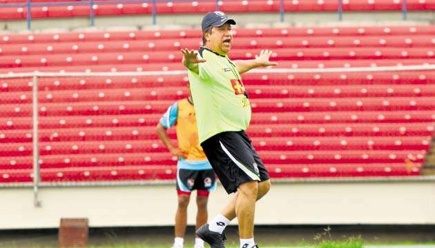 Hernán Darío “El Bolillo” Gómez dando indicaciones a sus jugadores durante el entrenamiento matutino de ayer.(Anayansi Gamez)