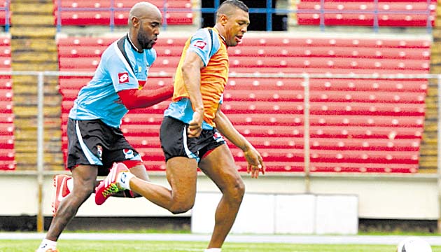 Felipe Baloy (izq.) disputa el esférico con Roberto Nurse.(Anayansi Gamez)