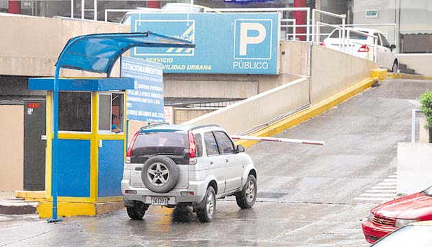 Multas por incumplir. Las empresas que firmen contrato con el Municipio de Panamá para cobrar estacionamientos deben colocar en un sitio visible la resolución que indica que están facultadas para recaudar dinero derivado del alquiler de dichos espacios.