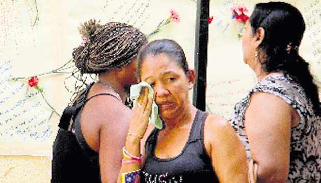 Joven escapa de linchamiento por burlas sobre la muerte de 32 niños