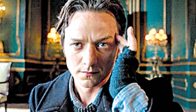 James McAvoy - Charles Xavier. A lo largo de gran parte de su historia, Xavier es parapléjico (y durante la serie “Wolverine y los X-Men” está inconsciente por alrededor de 21 años), aunque cuenta con la mente mutante más poderosa del mundo. Como telépata que es, Xavier puede leer, controlar y también influir en la mente humana.