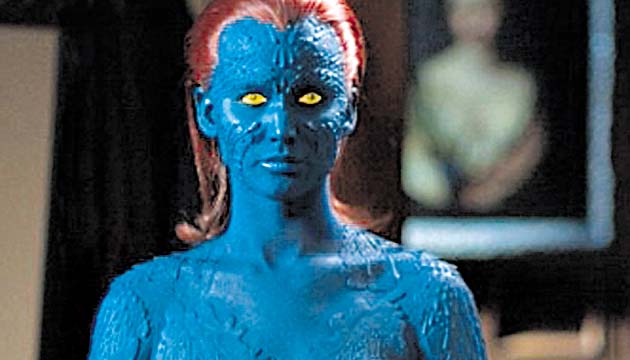 Jennifer Lawrence - Raven Darkholme/Mystique. Se supone que Mística conoció a Irene Adler, alias Destiny, la mutante vidente, hace varias décadas, cuando Destiny acudió a ella para ayudarle a descifrar las misteriosas visiones que tenía y que comenzó a plasmar en sus diarios. Con el paso del tiempo, ambas se convirtieron en amantes por un tiempo, luego se separaron.