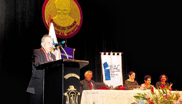 César Young Núñez y la mesa principal durante la ceremonia.