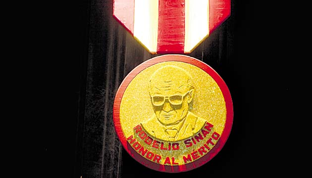 Medalla Rogelio Sinán, en foam. El premio incluye $10 mil.