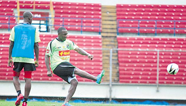 Luis “Matador” Tejada (dcha.) se unió ayer a los entrenamientos de la selección de Panamá.(Alberto Ortega)