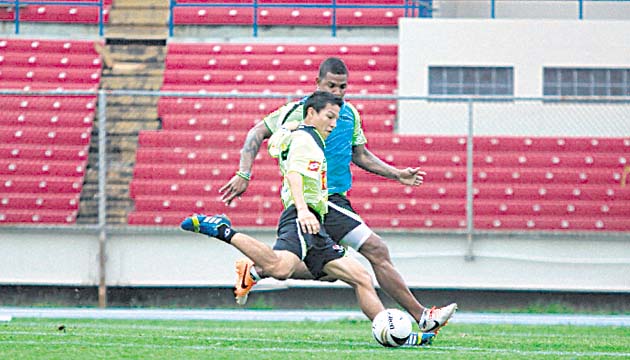 Pedro Jeanine (adelante) se está luciendo en los entrenos.(Alberto Ortega)