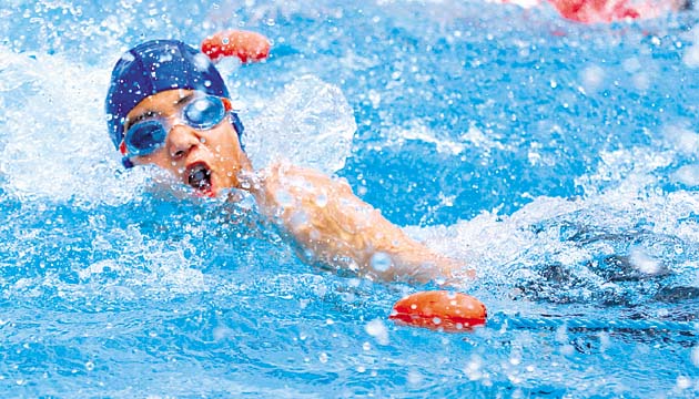 Un niño participa de un “heat” en la categoría masculina del torneo de natación del Instituto Bilingüe Cristo de los Milagros.(Alberto Ortega)