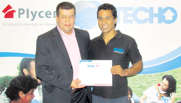 Plycem firma acuerdo con TECHO