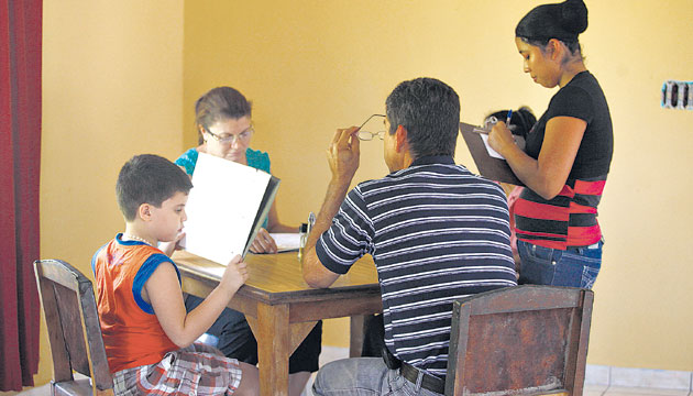Los trabajadores que tienen ausencias se quedan sin el dinero.(Archivo)
