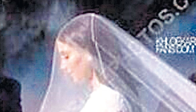 Kim cuando caminaba al altar.