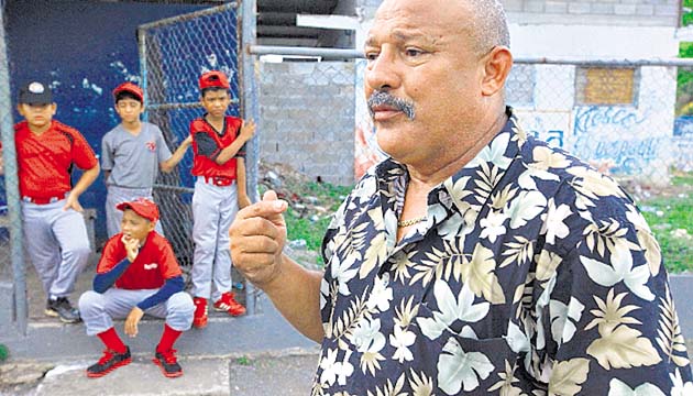 El director Cristóbal Girón será el encargado de dirigir la novena.(Alberto Ortega)