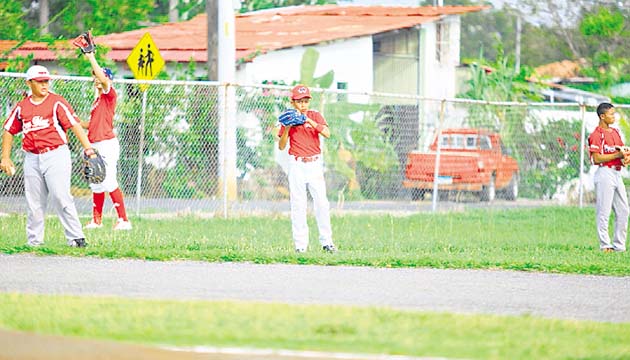 En los jardines del campo se veía el gran esfuerzo de los peloteros.(Alberto Ortega)