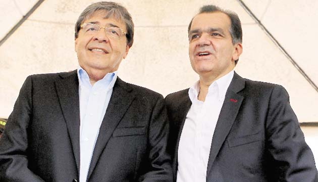 Óscar Iván Zuluaga y su compañero de fórmula Carlos Holmes.(EFE)