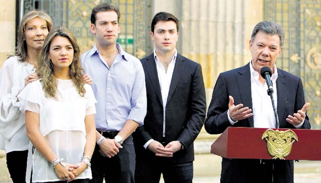 Juan Manuel Santos es acompañado por sus familiares.(EFE)