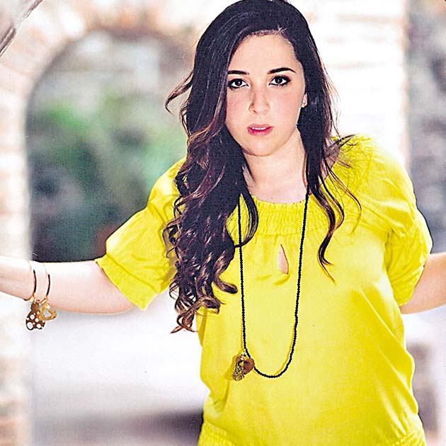 » Liz Marie De Dianous Paredes. Liz Marie es una de las bellas señoritas que debutará el 5 de julio. Es hija del señor José B. De Dianous G. y la señora Maruja Paredes de De Dianous y bisnieta de la dama guadalupana Emma Lefevre de Paredes.