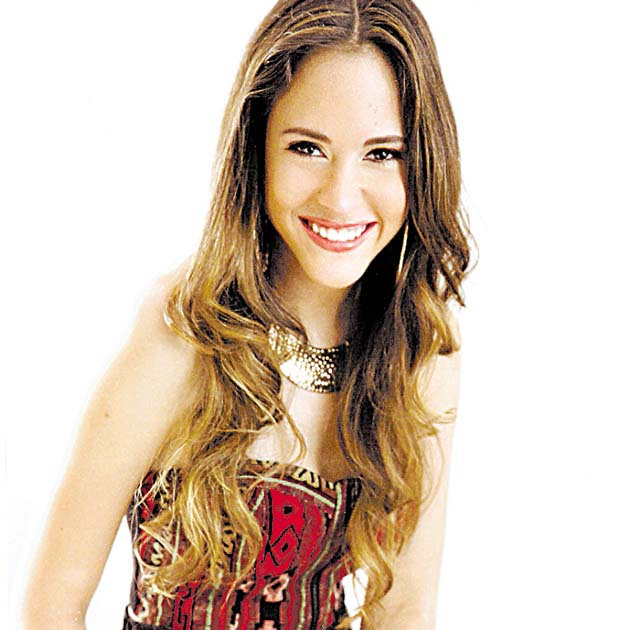 » Adriana Sosa Halphen. La encantadora Adriana participará en el Festival de Debutantes 2014, cuyo fin es recaudar fondos para obras sociales. Es hija del señor Virgilio Sosa Vallarino y la señora María Regina Halphen de Sosa.