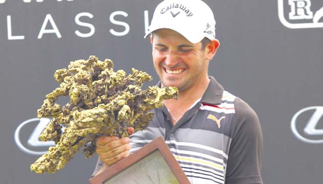 El argentino no pudo elevar al cielo el trofeo debido a su gran peso.(Anayansi Gamez)