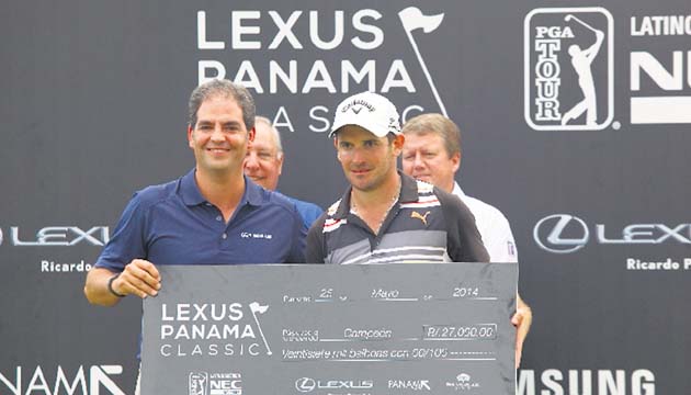 Etulain recibe de Javier Díaz su cheque por la suma de $27,000. (Anayansi Gamez)