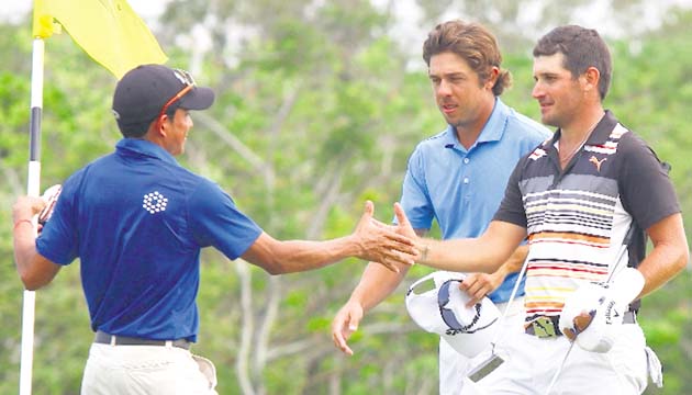 El campeón le da la mano a su ‘caddie’ Edwin Samudio (izq.).(Anayansi Gamez)