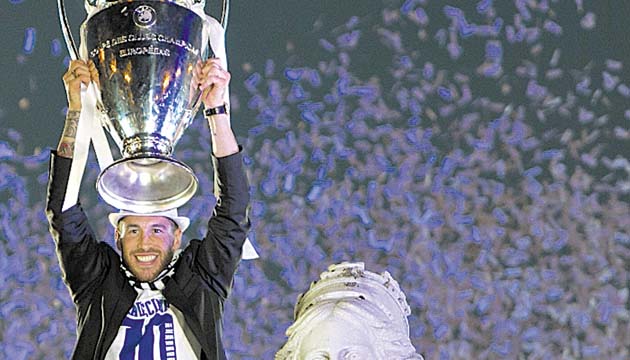 Sergio Ramos celebró en la Plaza de la Cibeles.(AP)